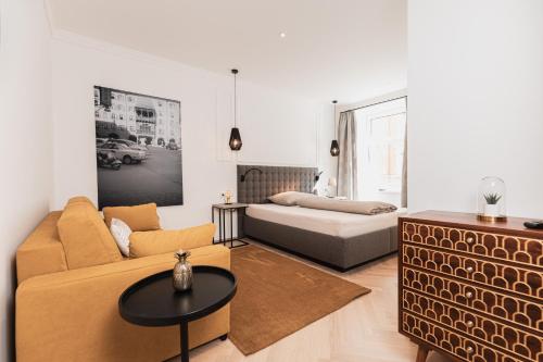 uma sala de estar com um sofá e uma mesa em Center-Apartment - Große Wohnung im Stadtzentrum in perfekter Lage em Innsbruck