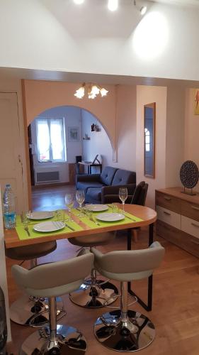 - un salon avec une table et des verres à vin dans l'établissement Gite D'Elnon-Libre, à Saint-Amand-les-Eaux