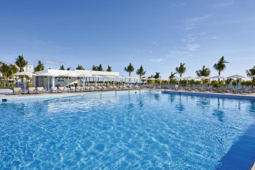Bazén v ubytování Riu Palace Costa Mujeres - All Inclusive nebo v jeho okolí