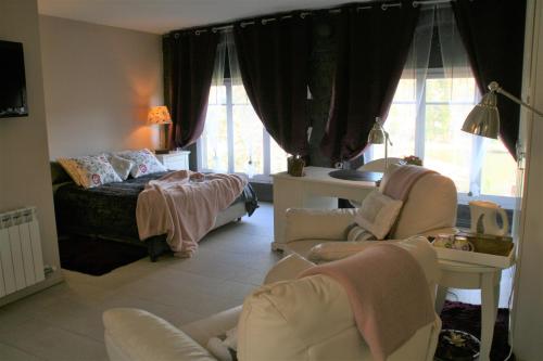 uma sala de estar com uma cama e duas cadeiras em B&B Sallent em Sallent