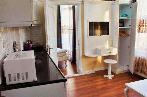 uma pequena cozinha com um lavatório e um micro-ondas em IQ Hotel Galatasaray em Istambul