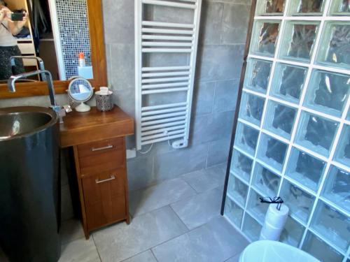 Ванна кімната в Modern house with Pool & Jacuzzi in Carcans