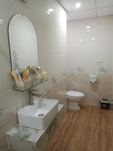 Un baño de Nice Hotel Buôn Ma Thuột