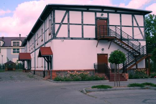 un bâtiment avec un escalier sur son côté dans l'établissement Noclegi Stara Wozownia, à Piła