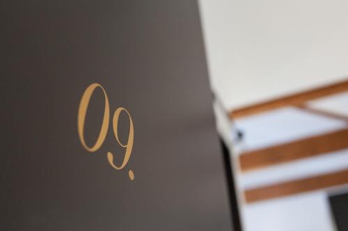 a close up of the o logo on a door at Boutique Hotel 43 in Koog aan de Zaan