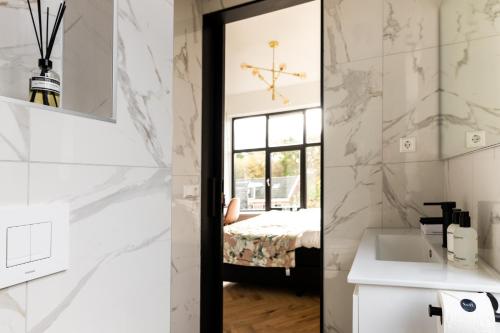 Koog aan de Zaan的住宿－Boutique Hotel 43，一间带水槽和镜子的浴室