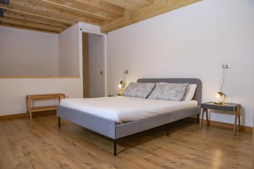 - une chambre avec un lit dans une pièce dotée de plafonds en bois dans l'établissement Tribunali Family Apartment by Wonderful Italy, à Naples