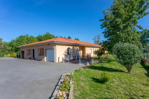 une maison avec une allée devant dans l'établissement Le Rouge-gorge du Pescofi, à Portet-sur-Garonne