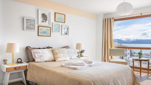 1 dormitorio con 1 cama y vistas al océano en Tu Apart en Bariloche 4 en San Carlos de Bariloche