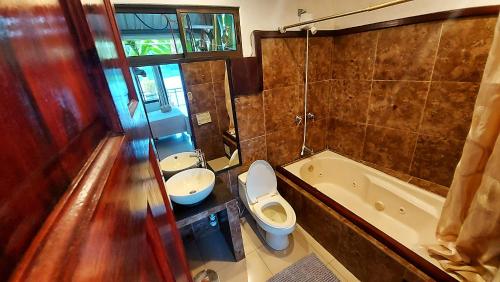 Kamar mandi di Tortuguero Adventures GuestHouse