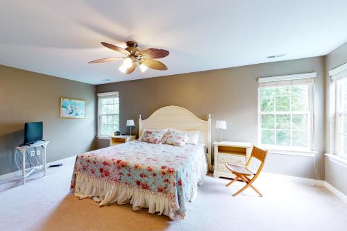 Un dormitorio con una cama y un ventilador de techo. en Wedgefield - 7 Saint George, en Ocean View