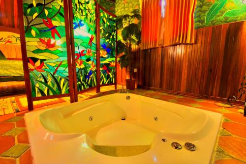 Hotel La Mansion Inn Arenal tesisinde bir banyo