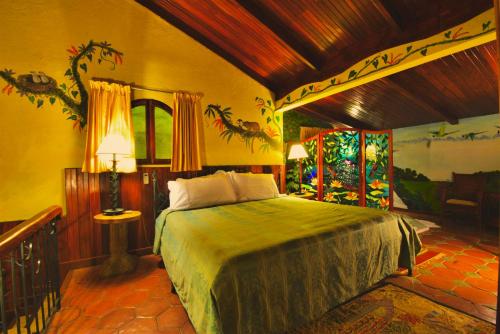 Tempat tidur dalam kamar di Hotel La Mansion Inn Arenal