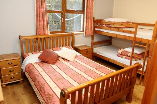 Tempat tidur dalam kamar di Clare's Rock Self-catering Accommodation