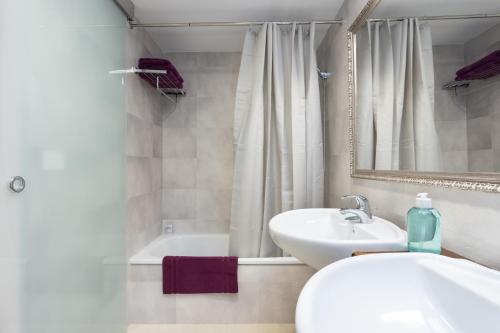 Kúpeľňa v ubytovaní Home2Book Stunning La Quinta, Pool