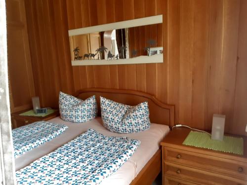 una camera da letto con un letto con cuscini blu e bianchi di Ferienwohnung Hutzfeld Tammi a Oberaudorf