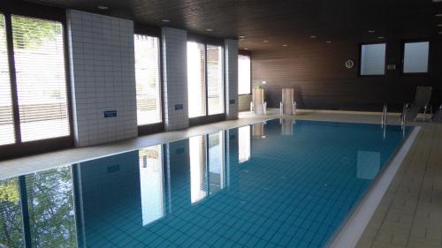 una grande piscina in un edificio di Ferienwohnung Hutzfeld Tammi a Oberaudorf