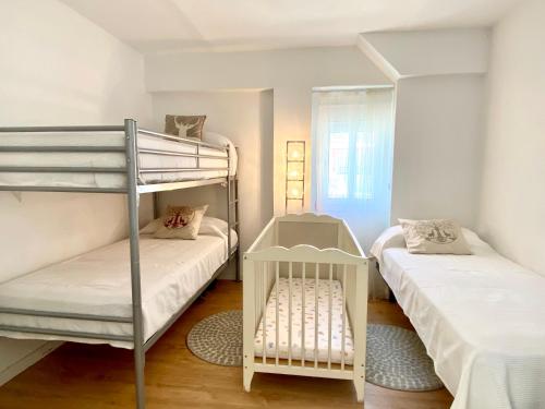 - une petite chambre avec 2 lits superposés et un tapis dans l'établissement Apartamento de moderno en Salou, à Salou