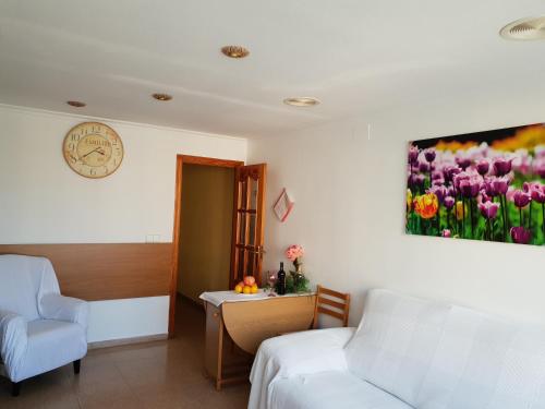 een slaapkamer met een bed en een bureau en een schilderij aan de muur bij Holiday Home Salinas 7 in Alicante