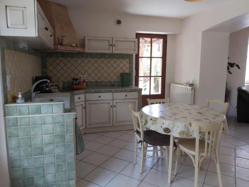 - une cuisine avec une table, une table et des chaises dans l'établissement Ô miroir... sans détour dis-moi tout de ce séjour, à Francescas