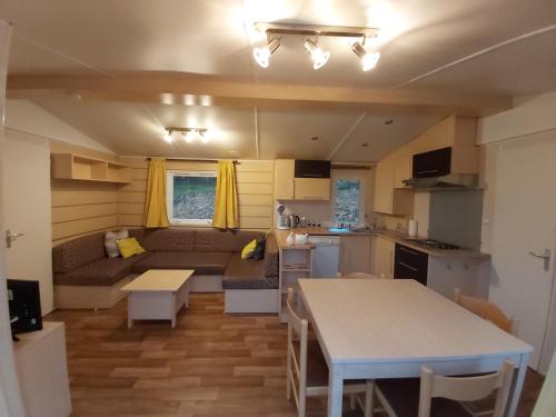 un petit salon avec un canapé et une table dans l'établissement détente au cœur de la ferme, à Lacroix-sur-Meuse