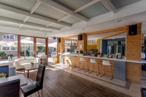 a lobby with a bar and a dining area at Georgioupolis Beach Hotel in Georgioupolis