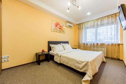 um quarto de hotel com uma cama e uma janela em 2к квартира біля Олімпійського, Центр em Kiev