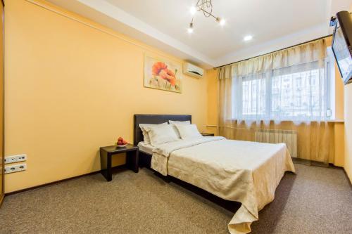 a hotel room with a bed and a window at 2к квартира біля Олімпійського, Центр in Kyiv