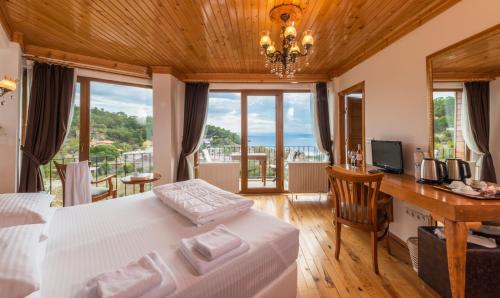 Sazlı的住宿－Assos Kayalar Terrace，一间卧室配有一张床和一张书桌