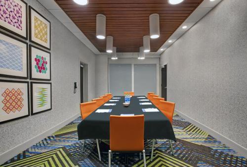 Gallery image of Holiday Inn Express & Suites - Milwaukee - Brookfield, an IHG Hotel in Brookfield