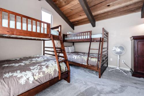 Un dormitorio con dos literas y un ventilador. en Chamonix # 88, en Mammoth Lakes