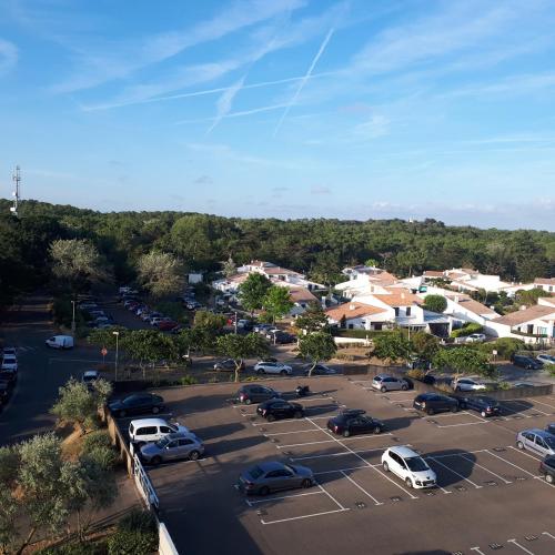 une vue aérienne sur un parking avec des voitures dans l'établissement Studette accès plage, à Saint-Jean-de-Monts