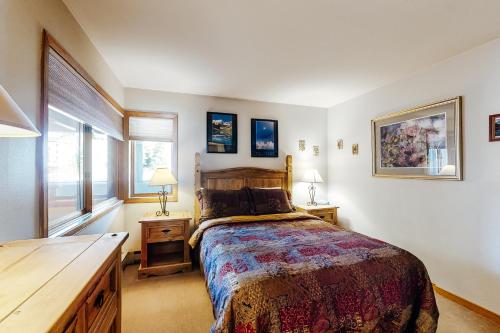 Posteľ alebo postele v izbe v ubytovaní Ski Run Condominiums 203