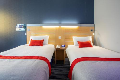 Ένα ή περισσότερα κρεβάτια σε δωμάτιο στο Holiday Inn Express Dunfermline by IHG