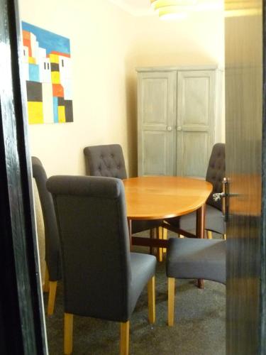 a conference room with a wooden table and chairs at Charming Spacious Apartment, Kidderminster in Kidderminster