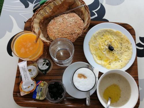 - un plateau de nourriture avec un panier de pain et d'autres aliments dans l'établissement Mohammed V International Airport HOUSE, à Nouaseur