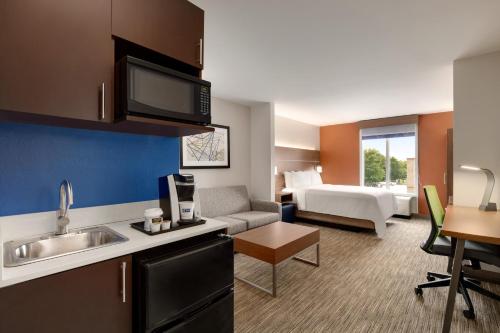Снимка в галерията на Holiday Inn Express Hotel & Suites Auburn - University Area, an IHG Hotel в Обърн