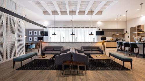 a lobby of a hotel with couches and a bar at Staybridge Suites - Villahermosa Tabasco by IHG in Villahermosa