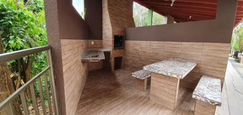 een patio met een tafel en banken op een balkon bij Apartamentos Ecologic PARK - Caldas Novas in Caldas Novas