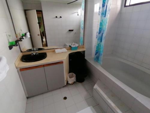 une salle de bain avec un lavabo et une baignoire dans l'établissement Apartahotel Isla Fuerte Piso 4, à Carthagène des Indes