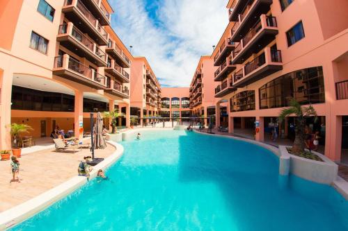 a swimming pool in the middle of a building at Studio à beira mar - Hotel Jurerê Beach Village in Florianópolis