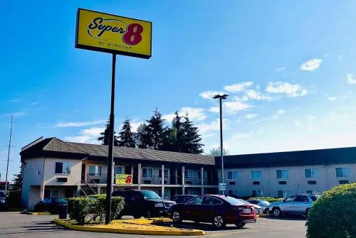 Super 8 by Wyndham Lynnwood in Everett