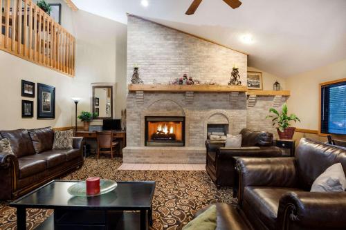 Area soggiorno di AmericInn by Wyndham Tomah
