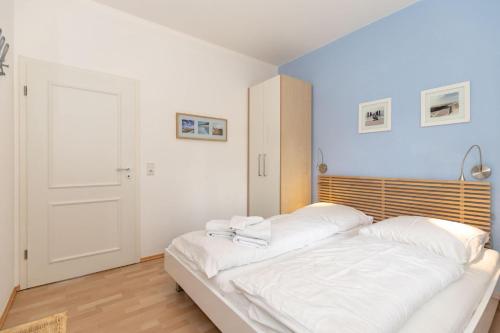 キュールングスボルンにあるVilla-Parkblick-Wohnung-13-9563のベッドルーム1室(白いシーツが備わるベッド2台付)