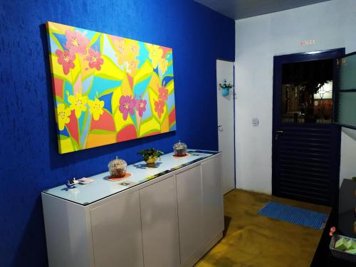 Televízia a/alebo spoločenská miestnosť v ubytovaní Hostel Portal Das Fadas