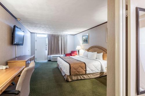 Postel nebo postele na pokoji v ubytování Rodeway Inn & Suites
