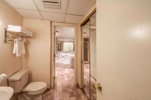 Koupelna v ubytování Rodeway Inn & Suites