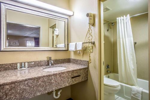 A bathroom at Quality Inn Bowling Green