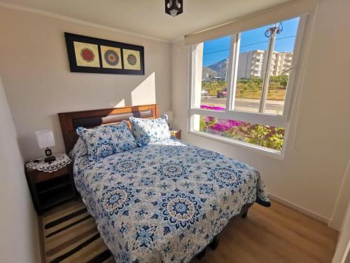 una camera con letto e finestra di Lomas 3 Bosque y Playa a Papudo