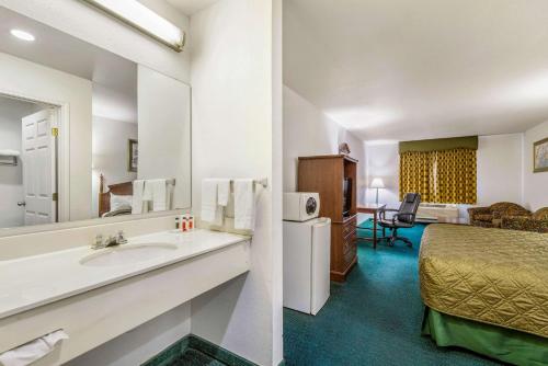 Postel nebo postele na pokoji v ubytování Rodeway Inn Decatur